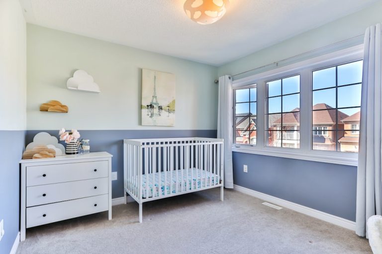 Comment décorer une chambre de bébé garçon en 2026 ?