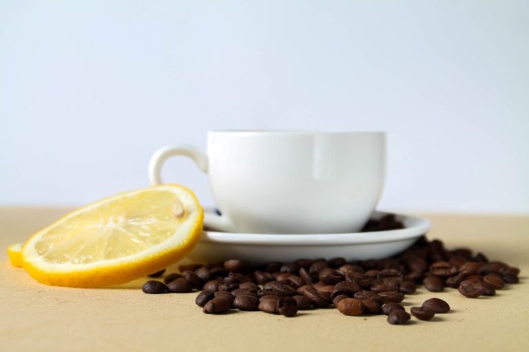 Vinaigre blanc ou acide citrique pour détartrer votre cafetière : quelle option choisir ?