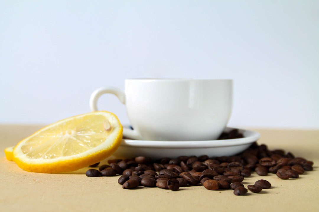 Vinaigre blanc ou acide citrique pour détartrer votre cafetière : quelle option choisir ?