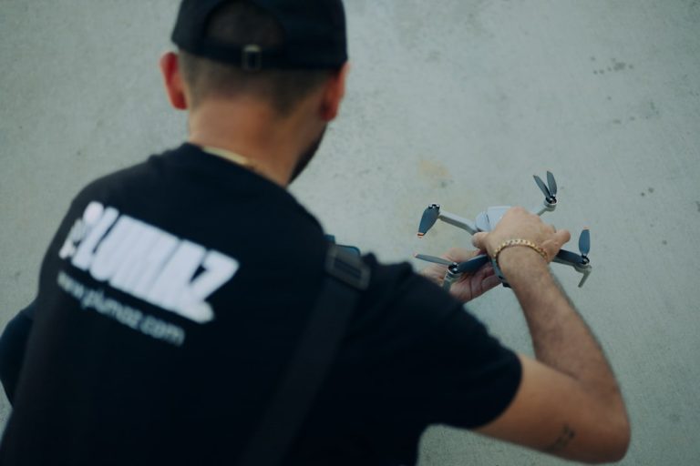 Drones ou couvreurs traditionnels pour nettoyer votre toiture : quelle solution choisir ?
