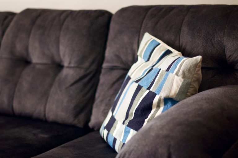 Nettoyer son canapé en tissu comme un pro en 5 étapes