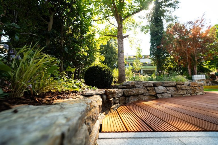 Ce que les vendeurs de produits ne vous disent jamais pour nettoyer votre terrasse en bois