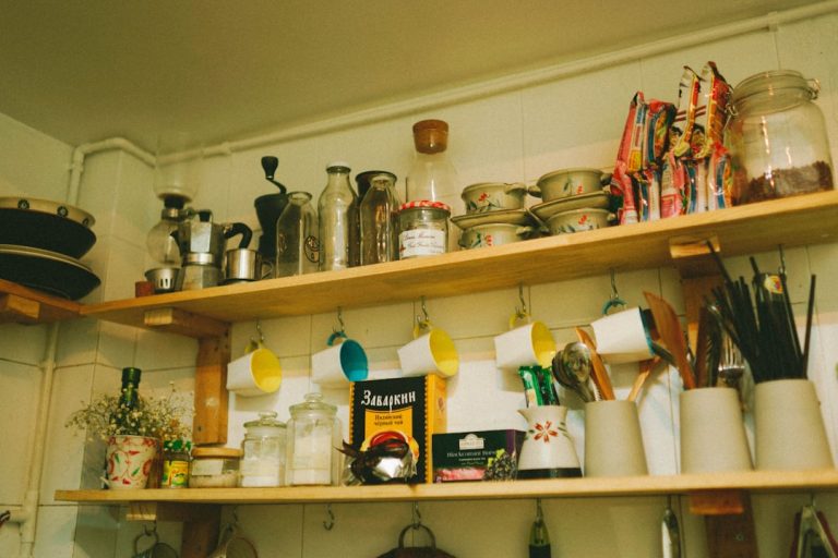 Les 3 erreurs que les pros évitent absolument en choisissant un petit meuble de rangement pour leur cuisine