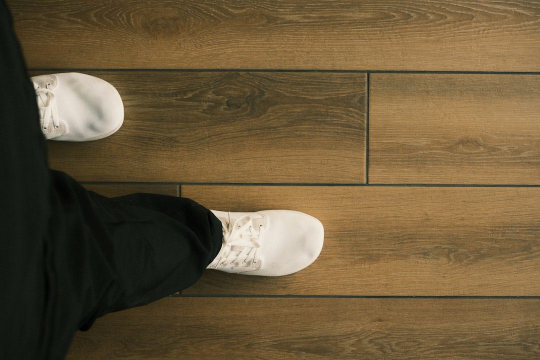 Les 3 erreurs fatales qui ruinent votre parquet stratifié