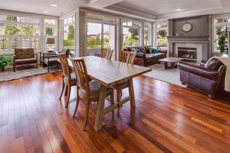 Quel budget prévoir pour votre parquet flottant de la pose aux finitions ?