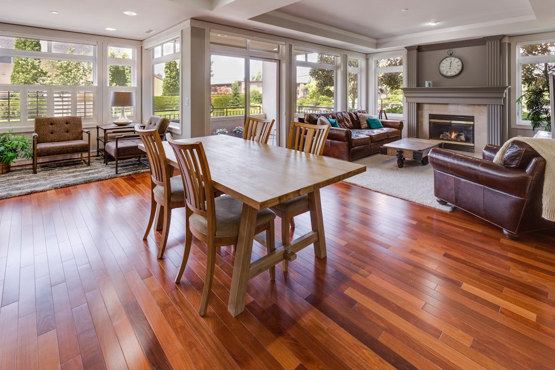 Quel budget prévoir pour votre parquet flottant de la pose aux finitions ?
