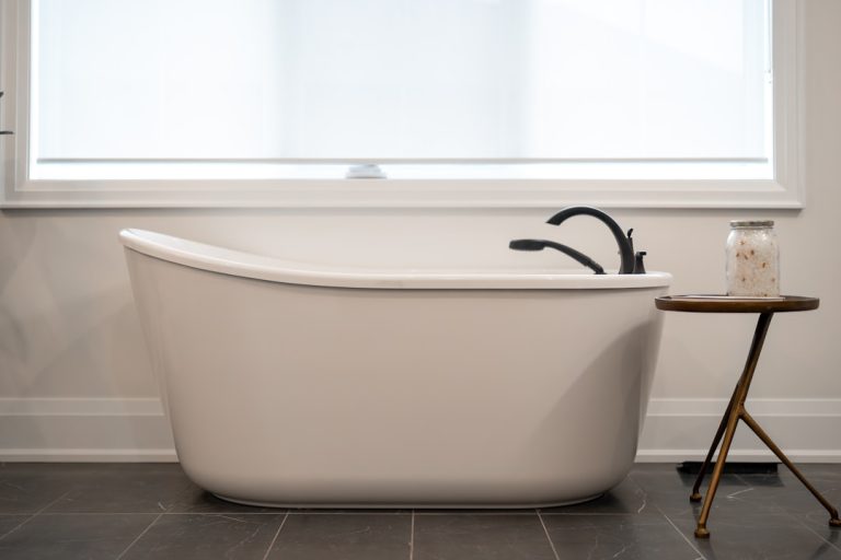 Quelle taille de baignoire standard choisir selon votre salle de bain ?