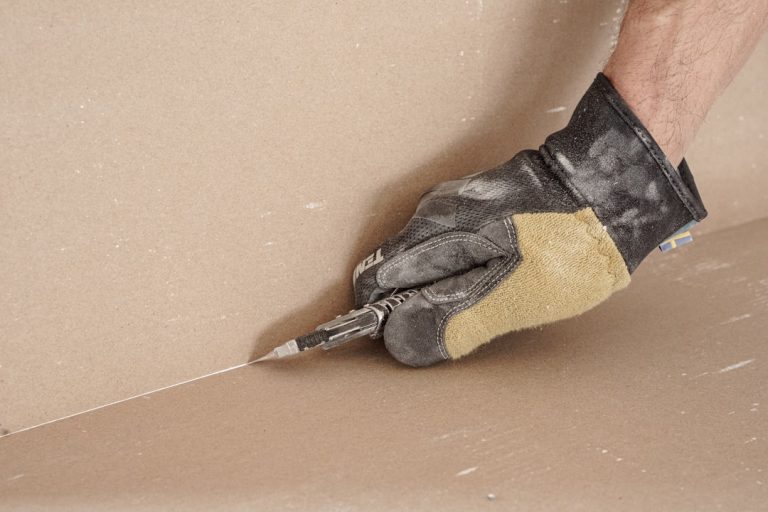 Comment bien coller le carrelage de salle de bain ?