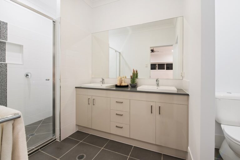 Comment sublimer une salle de bain avec du carrelage blanc ?
